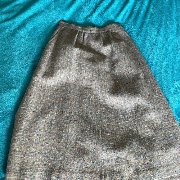 Vintage Medium length skirt, with pockets. - Picture 1 of 3